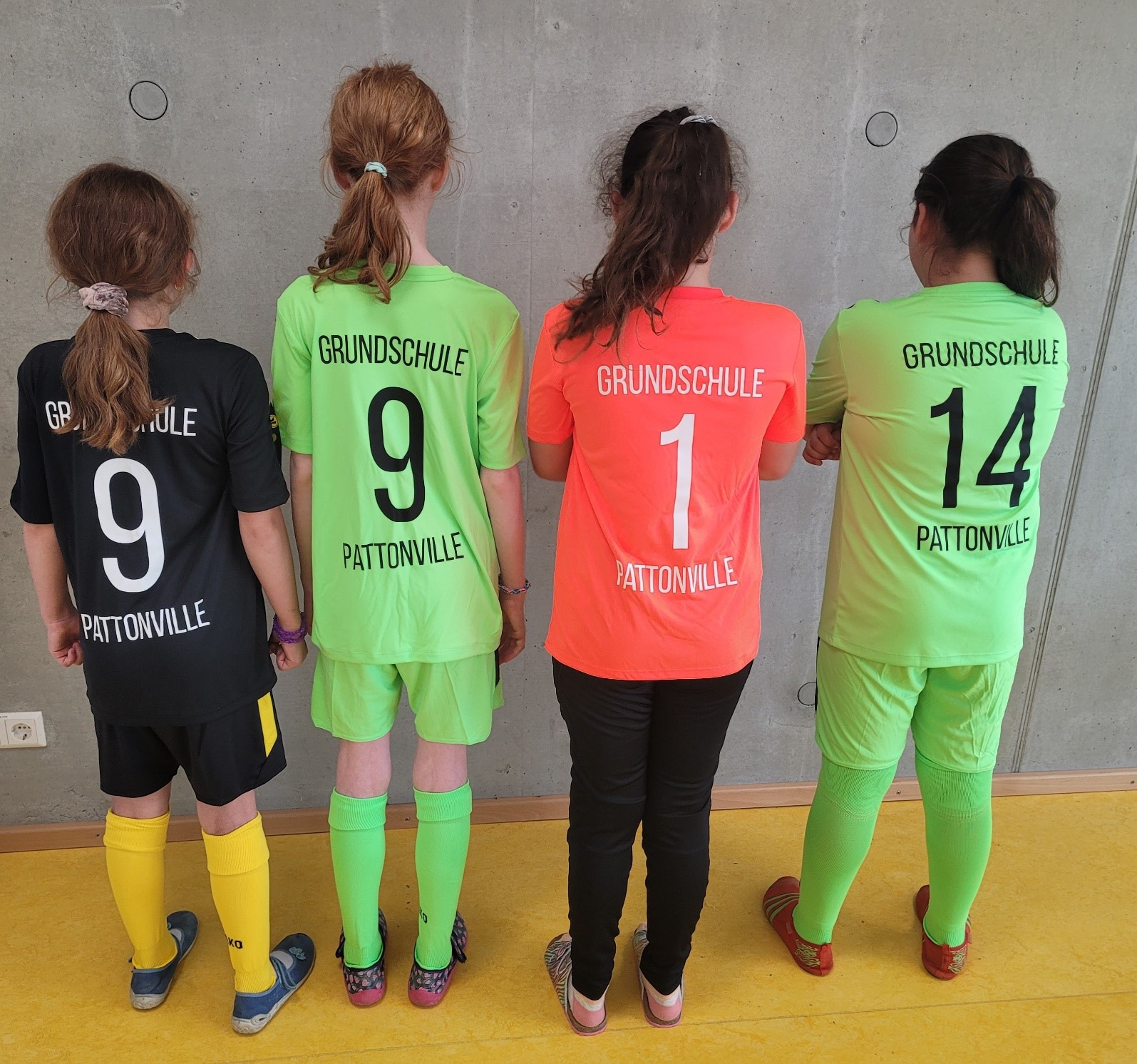 Jugend trainiert für Olympia: Mädchenfußball                                                                                               & Neue Trikots dank Förderverein!