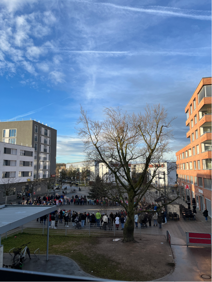 Adventssingen unter blauem Himmel 